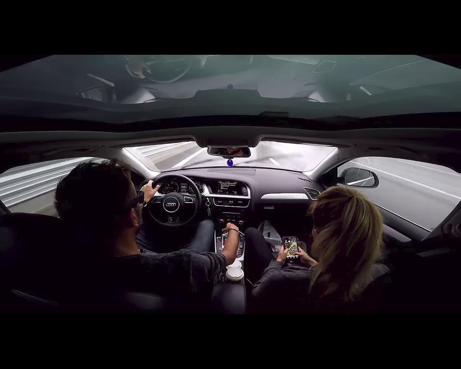 VIDEO: Vozač Audija jednom rukom na volanu umalo uzrokovao tragediju! | Author: YouTube