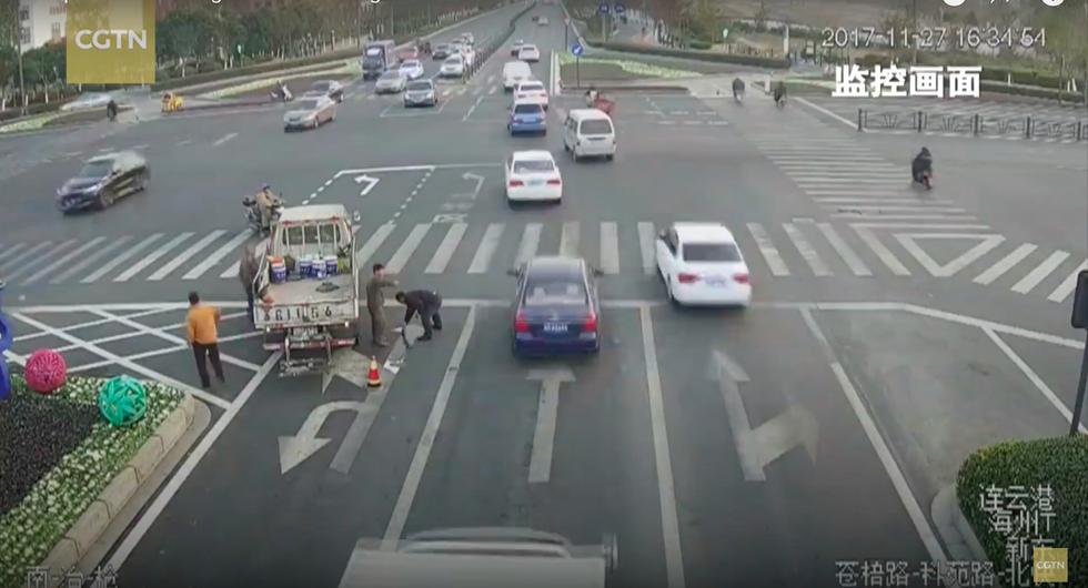 Kina: Bojom prepravio prometnu traku pa priveden i kažnjen