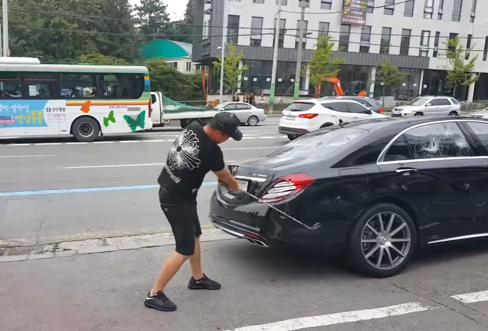 Prizor za plakanje: Palicom za golf unakazio svoj Mercedes-Benz S63 AMG