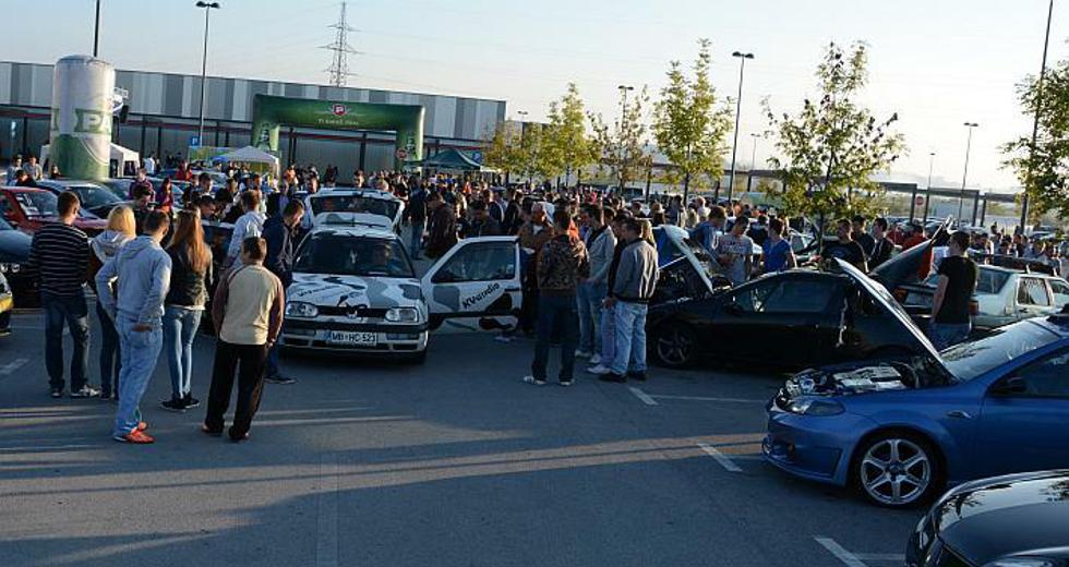 Hrvatski 'Brzi i žestoki' užarili asfalt na parkingu