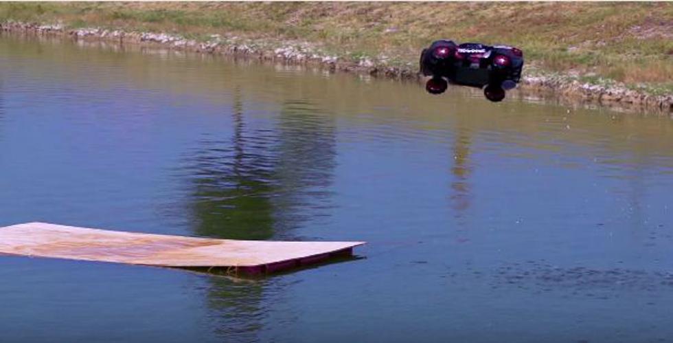 Ovaj nevjerojatan autić vozi po vodi bez pomoći specijalnih efekata