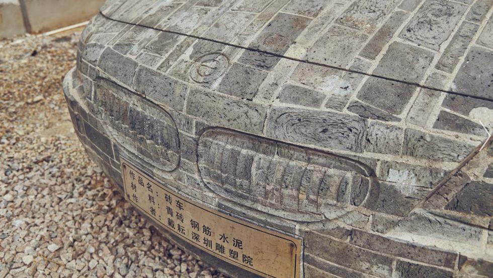 BMW Z4 u prirodnoj veličini načinjen iz cigle i betona
