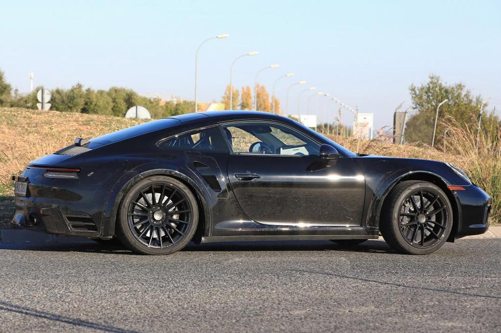 EKSKLUZIVNO: Špijunske fotke otkrile izgled novog Porschea 911