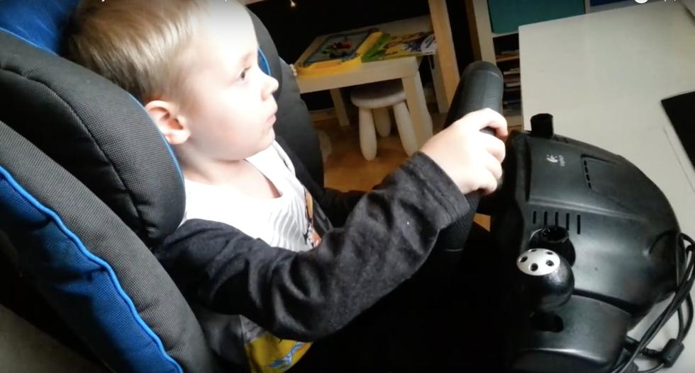 VIDEO: Ovako trogodišnjak rastura DiRT simulaciju relija