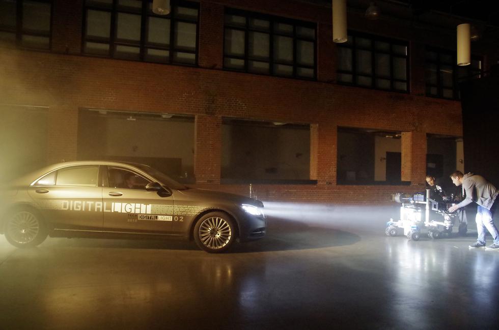Mercedes predstavio digitalna prednja svjetla