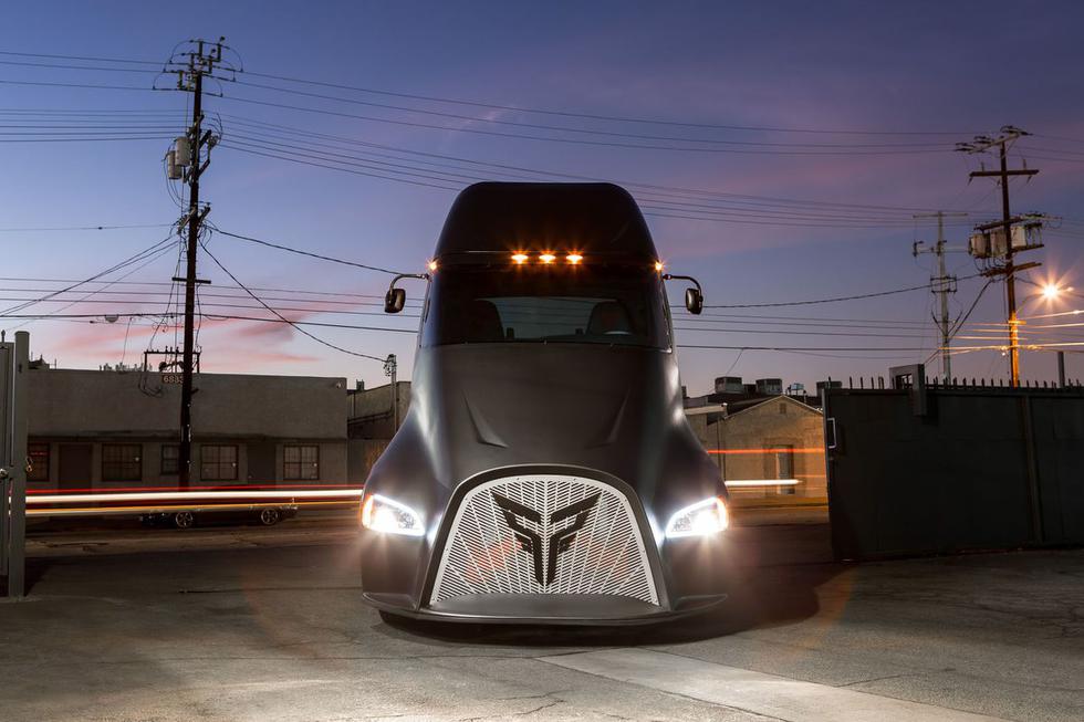 Čekićem na Teslu: Predstavljen novi električni kamion Thor