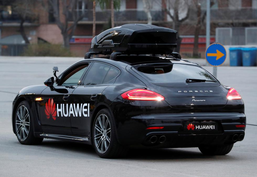 Huawei pokazao kako i telefon može voziti Porscheovu jurilicu