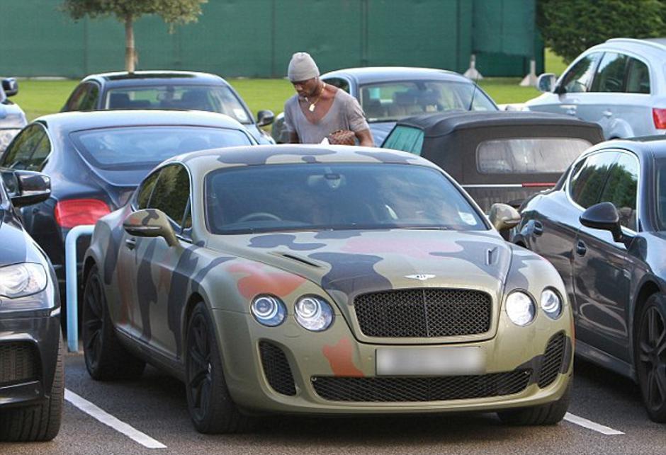 Mario Balotelli i njegov 'vojnički' Bentley Continental | Author: Daily Mail