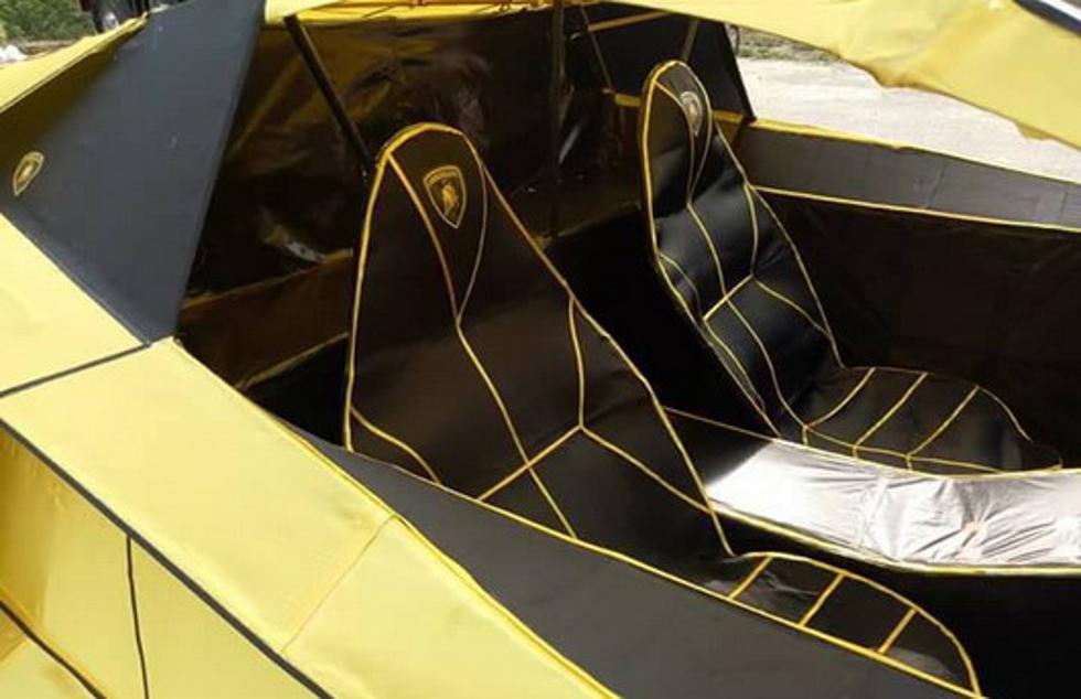 Papirnati Lamborghini postao zvijezda festivala pa završio u pepelu