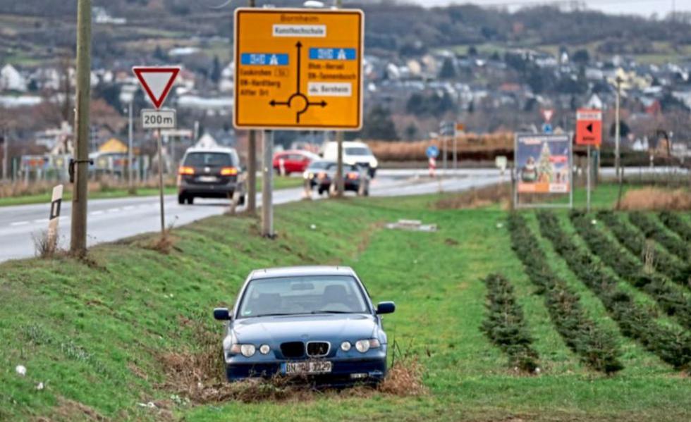 Ostavljen da trune: Dvije godine BMW ostao parkiran u travi pokraj ceste