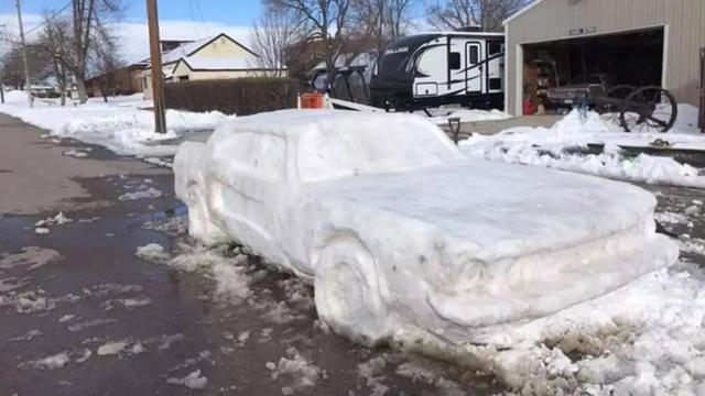 Napravili Ford Mustang od snijega pa 'dobili' kaznu za parkiranje