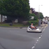 U Engleskoj: Autićem iz lunaparka djedica se voza po cesti