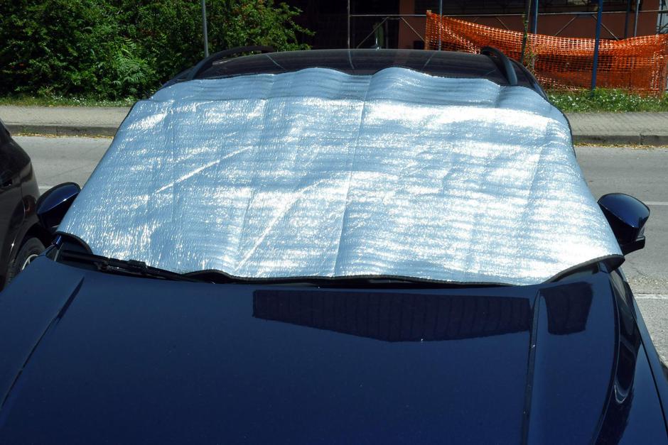Stanovnici Siska raznim sjenilima štite automobile od utjecaja sunca | Author: Nikola Cutuk/PIXSELL