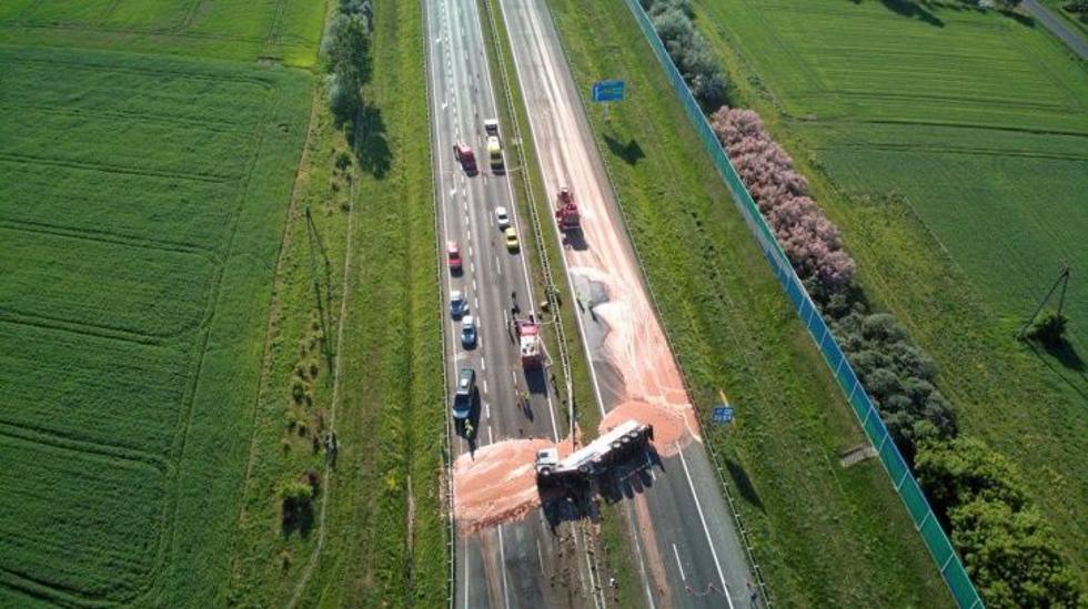 VIDEO: Prevrnuta cisterna potopila autocestu s 12 tona čololade