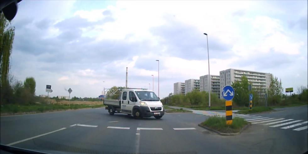 VIDEO: Nesmotreni vozač kamiona pomalo bahato oduzimao prednost