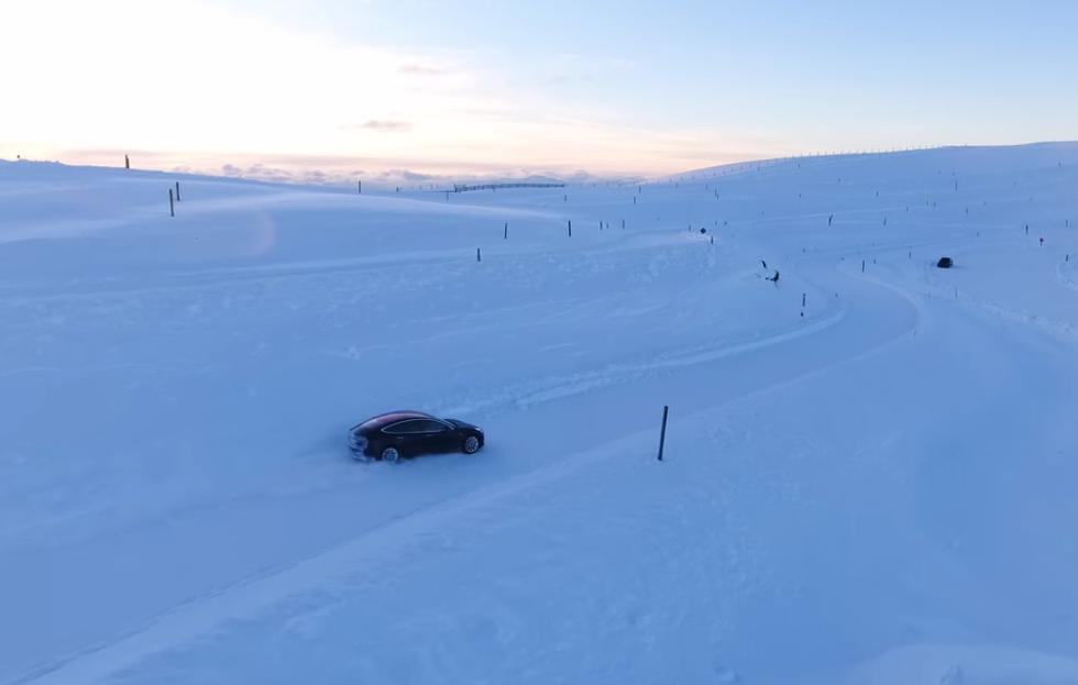 Ovako Tesla Model 3 drifta po snježnoj stazi