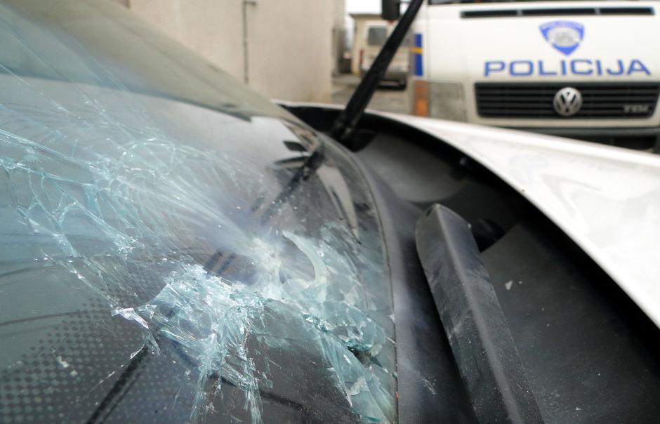 Vo?in: Bacio petardu na policijski automobil u kretanju | Author: maja santosi/pixsell