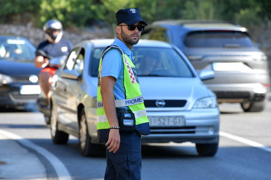 Šibenik: Radnici Zelenoga grada uklanjaju dijelo starih stabala | Author: Hrvoje Jelavic/PIXSELL