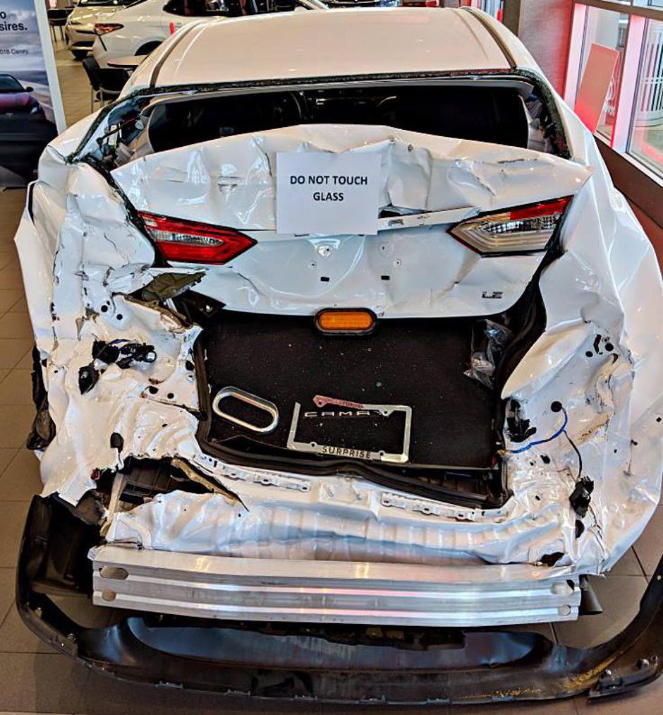 Toyotin prodajni salon izložio Camry na kojeg je naletio kamion | Author: Toyota