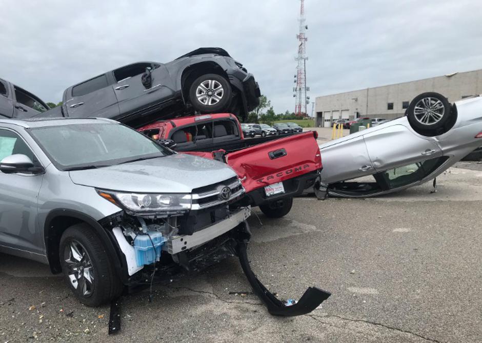 Tornado 'prošao' kroz dva salona automobila i uništio 500 vozila | Author: Twitter