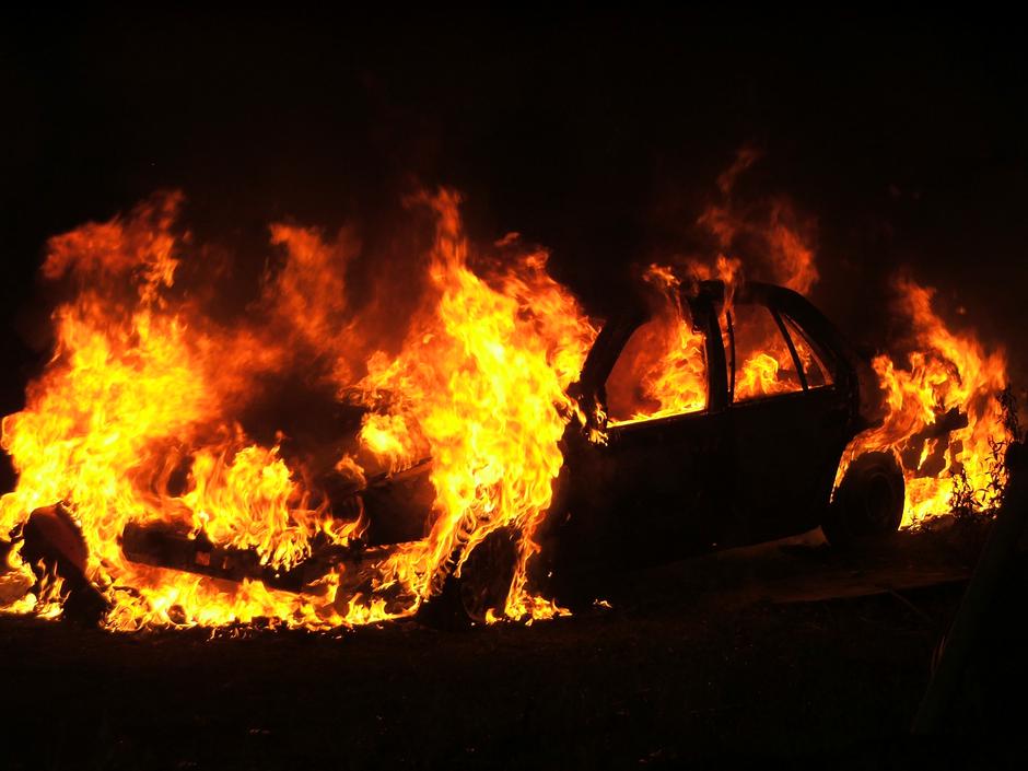 Auto u plamenu | Author: Wikimedia Commons