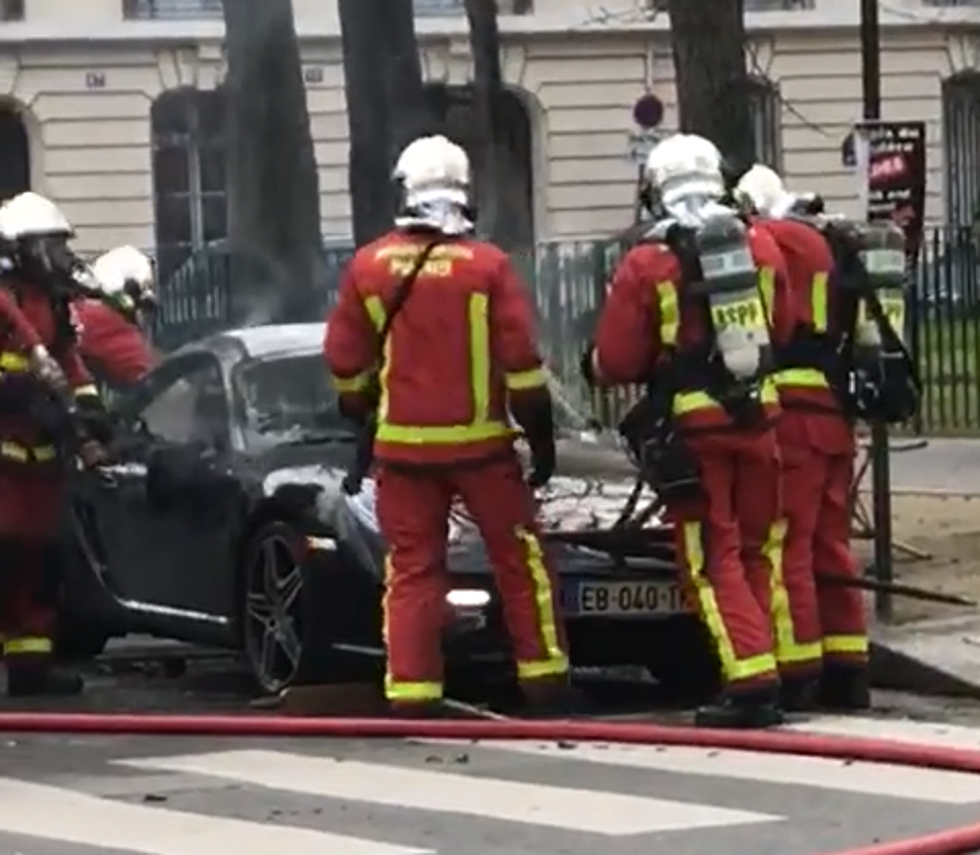 Vatrogasci htjeli ugasiti Porscheov motor, a otvarali prednju haubu
