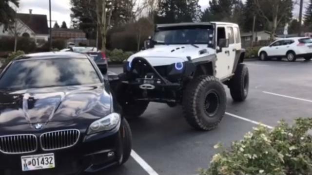 Jeepom izgurao BMW zbog bahatog parkiranja