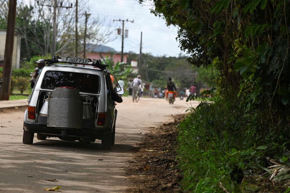 Facing U.S. oil blockade, Cuban man powers car with charcoal | Author: Norlys Perez/REUTERS