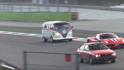 VW kombi iz pakla na stazi pretjecao Ferrarije
