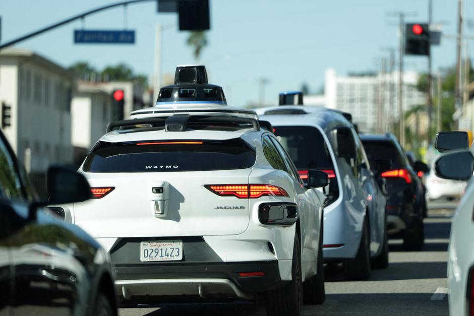 Waymo driverless taxis in traffic in Los Angeles | Author: MARIO ANZUONI/REUTERS
