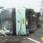 Šokantno: U teškoj prometnoj nesreći putnici ispali iz autobusa