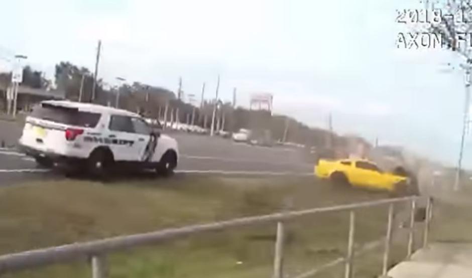Vozač Mustanga 'doletio' u policijski automobil | Author: YouTube