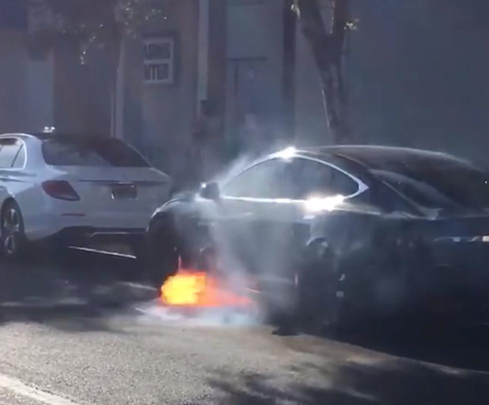 Za dlaku izbjegnuta tragedija: Sam se od sebe zapalio se Teslin Model S
