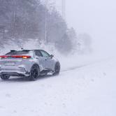 Vratnik: Bura i snijeg na cesti između Vratnik i Senja, cesta otvorena samo za osobna vozila