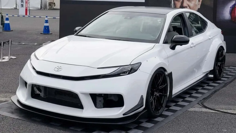 Toyota je napravila Camry sa sedam cilindara i vi&scaron;e od 700 KS