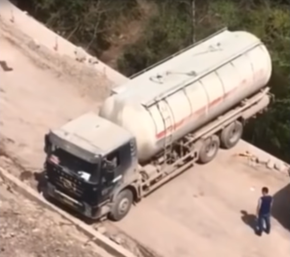 Okrenuo kamion na mjestu gdje nema mjesta ni za osobni auto | Author: YouTube