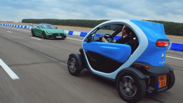 Tko je brži? Renault Twizy protiv Mercedes-AMG GT R-a unatraške