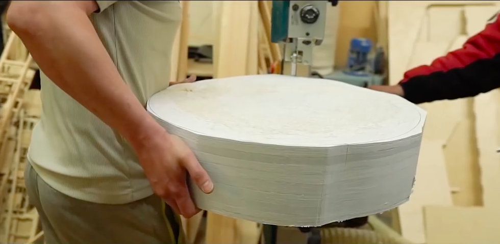 Lada s kotačem načinjenim iz 10 tisuća listova papira