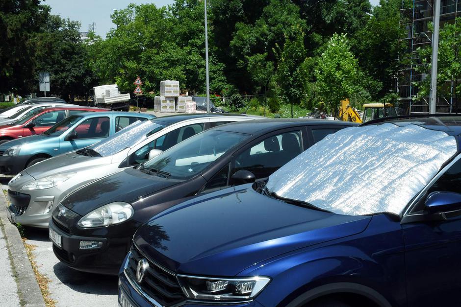 Stanovnici Siska raznim sjenilima štite automobile od utjecaja sunca | Author: Nikola Cutuk/PIXSELL