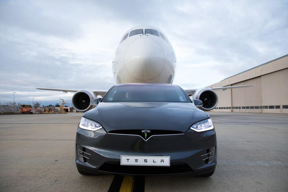 Tesla Model X povukao zrakoplov težak 130 tona | Author: Brent Winstone