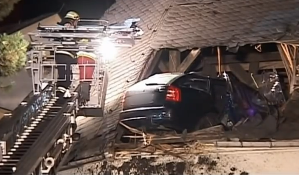 Bizarno: Parkirao na krov crkve, nesreća mu spasila život...