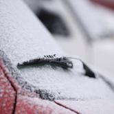 Čišćenje auta od leda i snijega