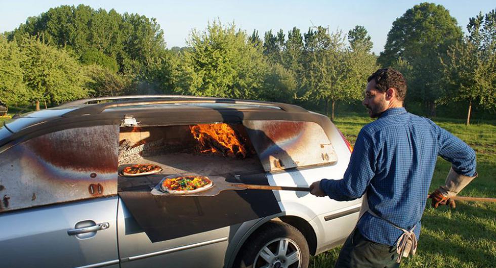 Od starog automobila napravio peć za pizzu