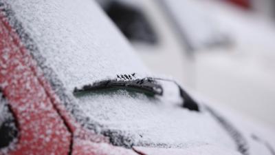 Čišćenje auta od leda i snijega