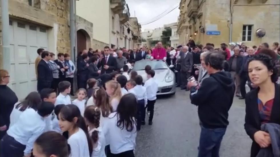 Skandal na Malti: Svećenika u Porscheu djeca vukla kroz selo
