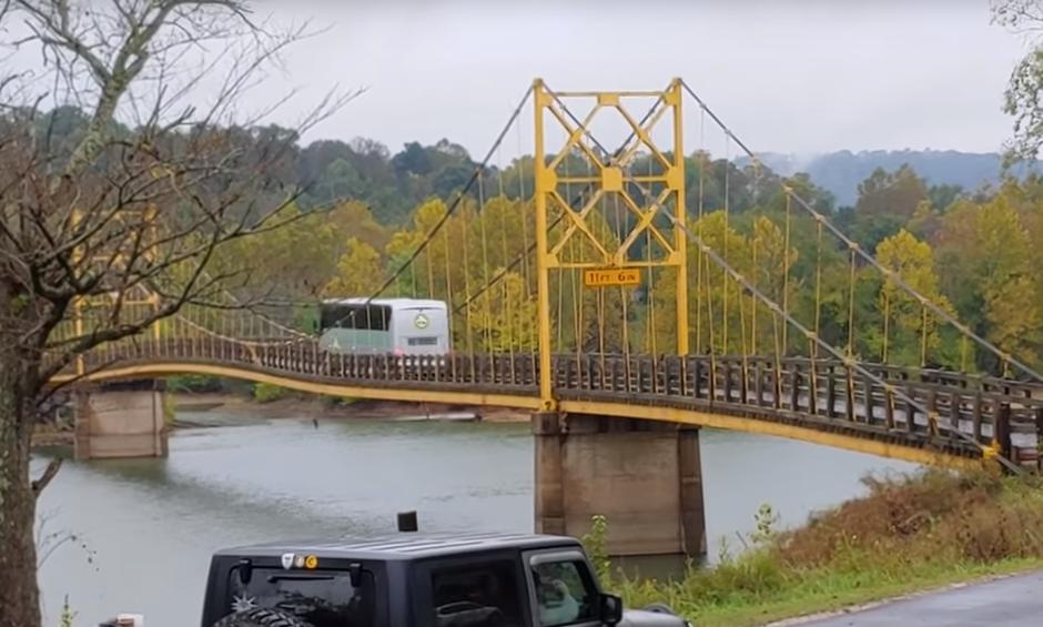 Zanemario znakove pa autobusom od 35 tona iskrivio most | Author: YouTube