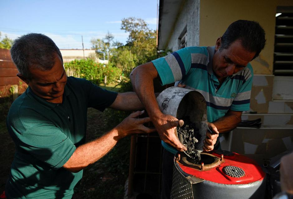 Facing U.S. oil blockade, Cuban man powers car with charcoal | Author: Norlys Perez/REUTERS
