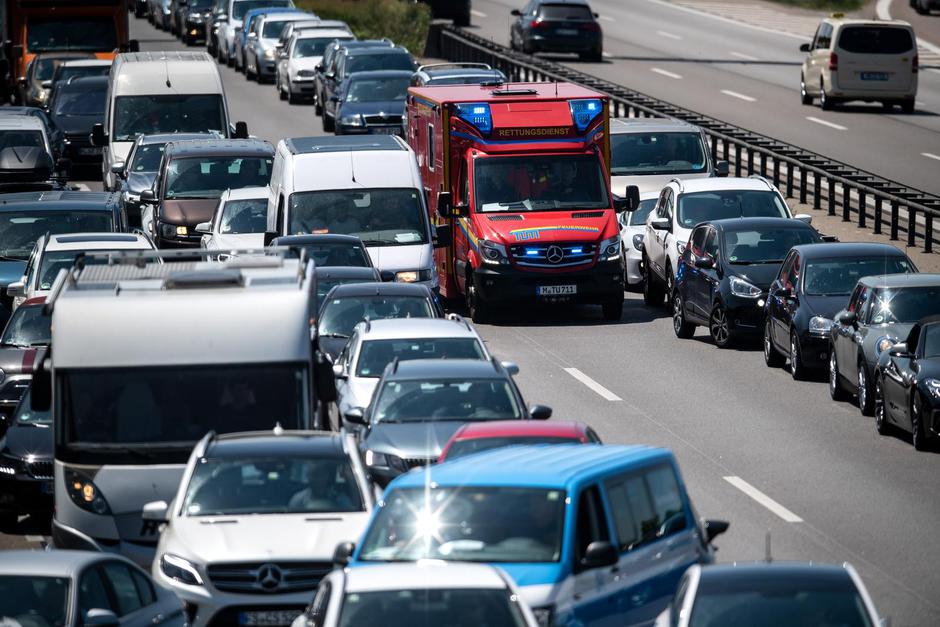 Nesre?a na autocesti u Muenchenu, auto završio na krovu | Author: SINA SCHULDT/DPA