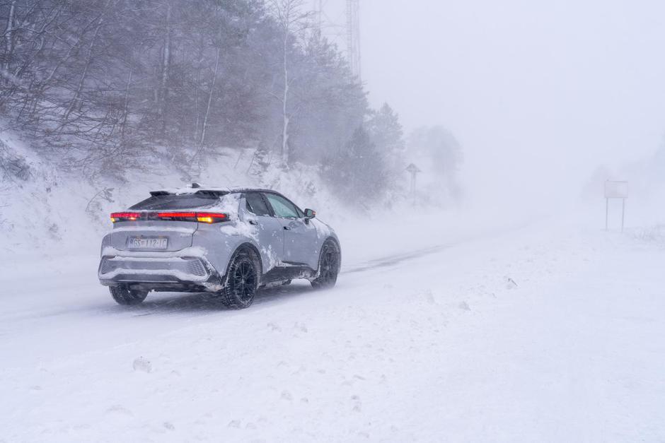 Vratnik: Bura i snijeg na cesti između Vratnik i Senja, cesta otvorena samo za osobna vozila | Author: Hrvoje Kostelac/PIXSELL