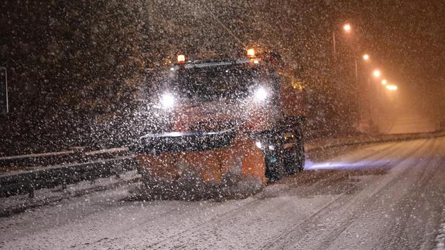 Zagvozd: Zimske službe neprekidno čiste snijeg na glavnim prometnicama